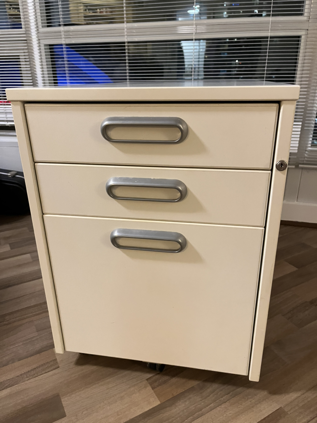 Filing cabinet with drawers and wheels  image indicator(5)