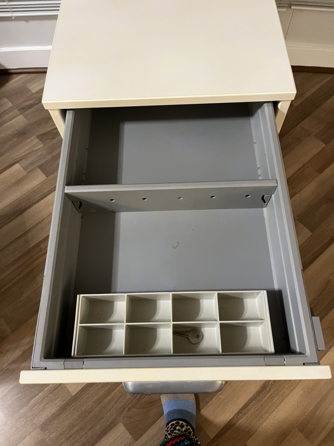 Filing cabinet with drawers and wheels  image indicator(2)