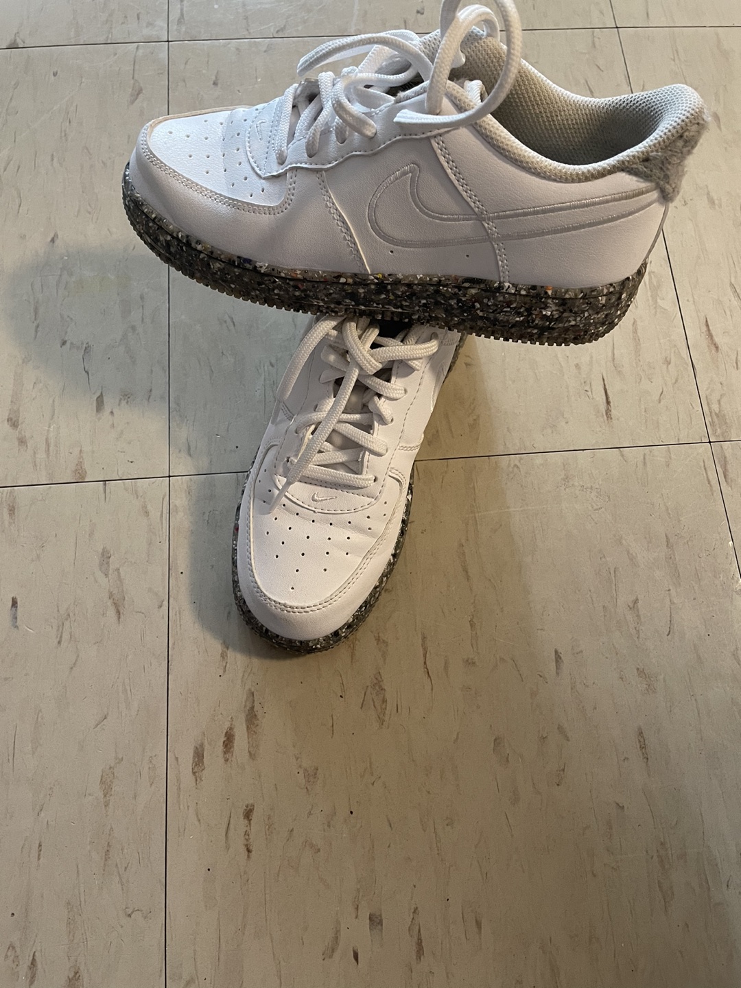 White low cut Air Force one image indicator(2)