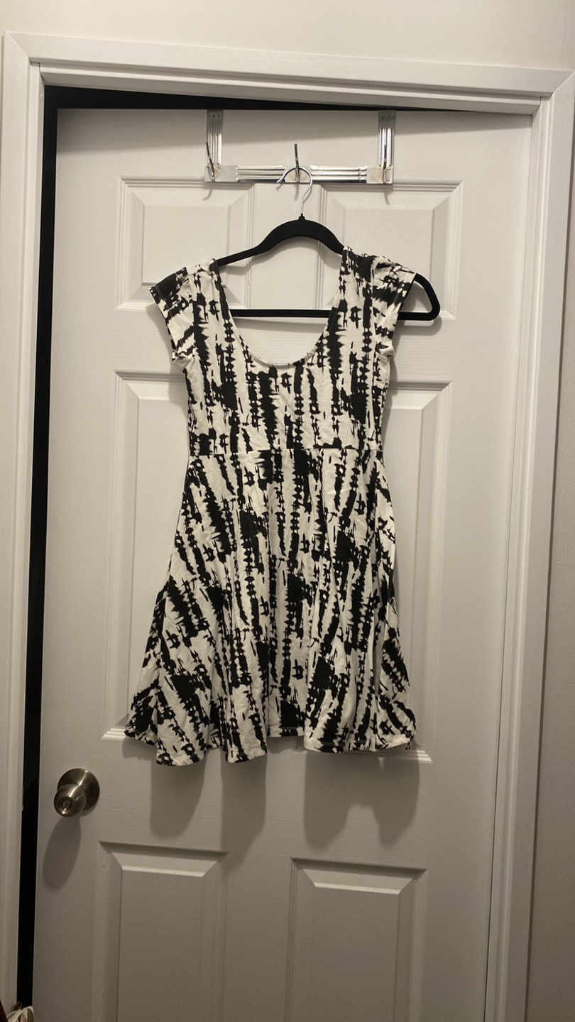 Black and white dress thumbnail