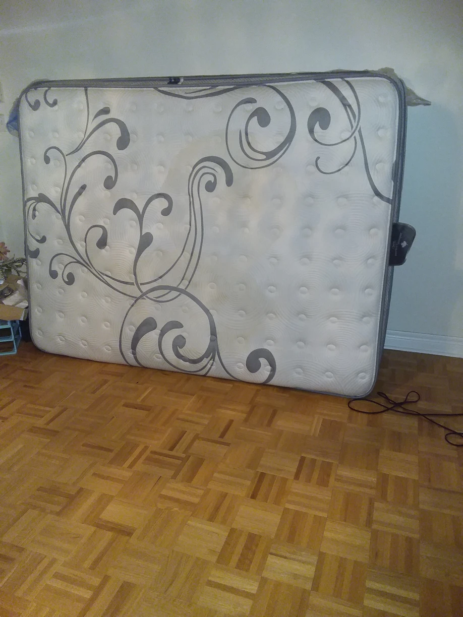 Queen mattress and box spring - photo 4