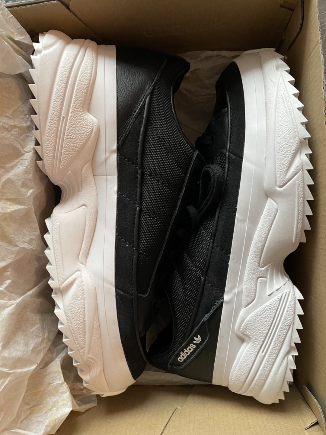 Adidas womens sneakers size 8.5 - photo 2