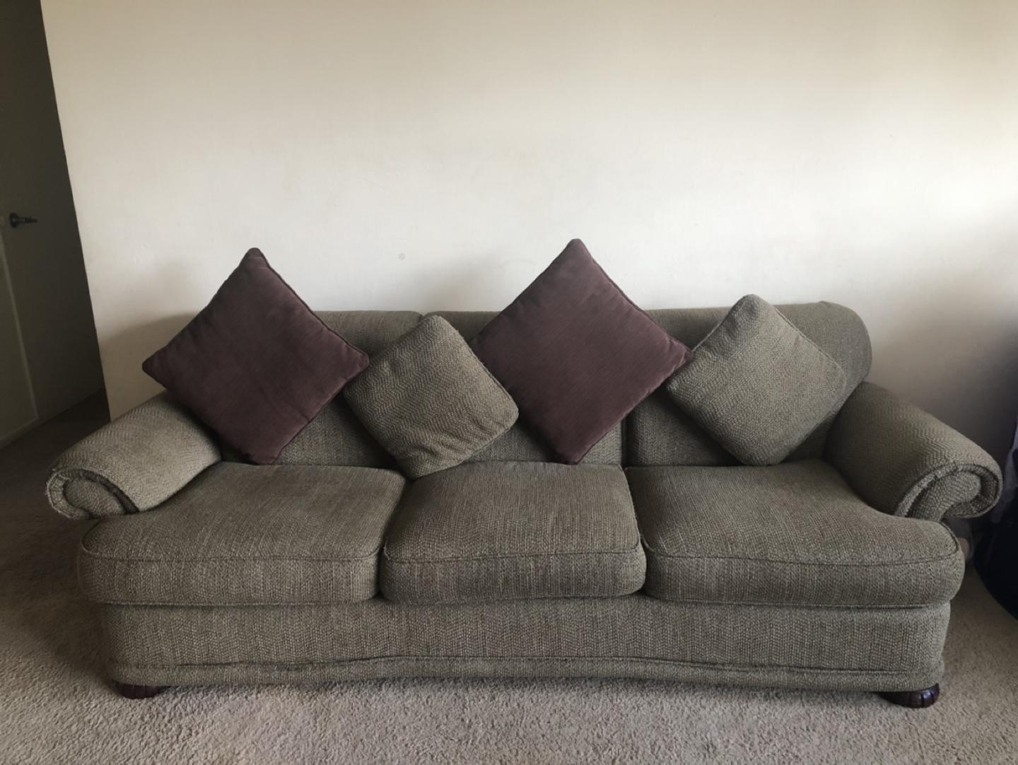 Sofa ….Must go !!!! Moving Sale. Quick sale - photo 2