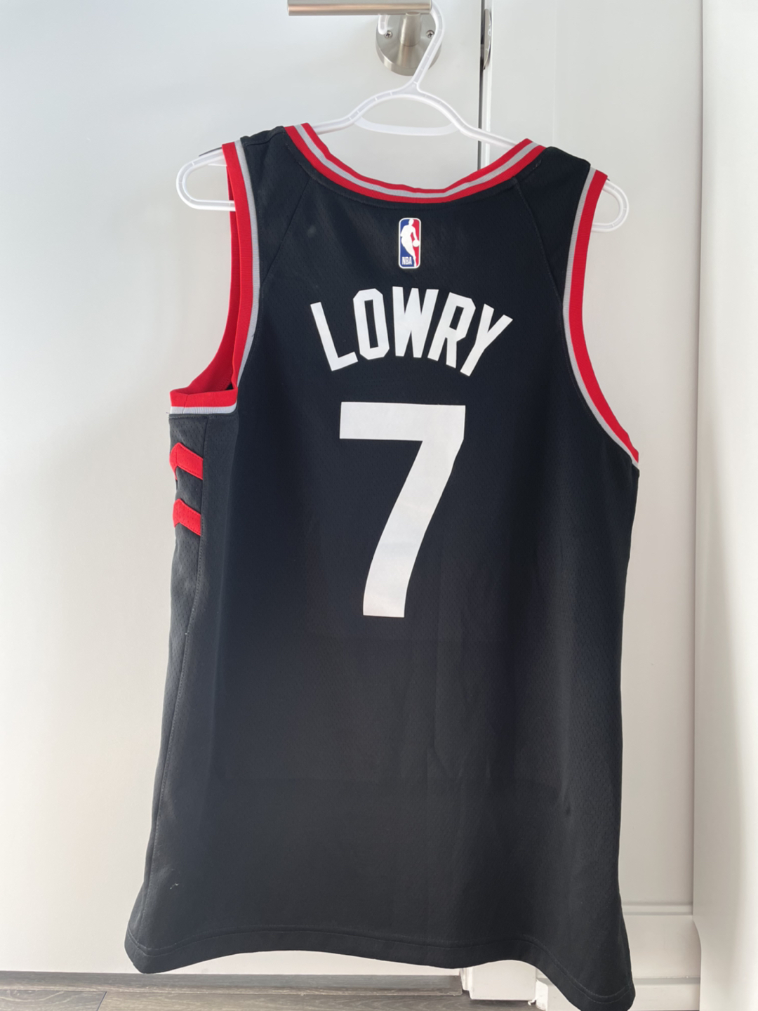 Toronto Raptors jersey Lowry #7 L size