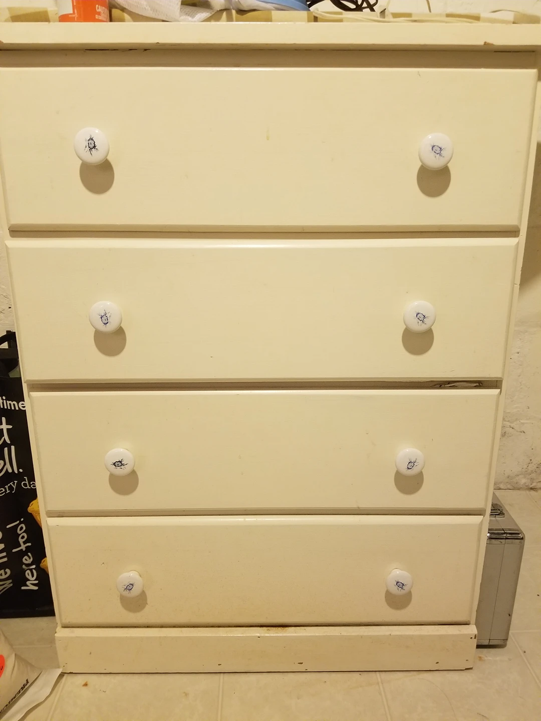 table, chest of drawers