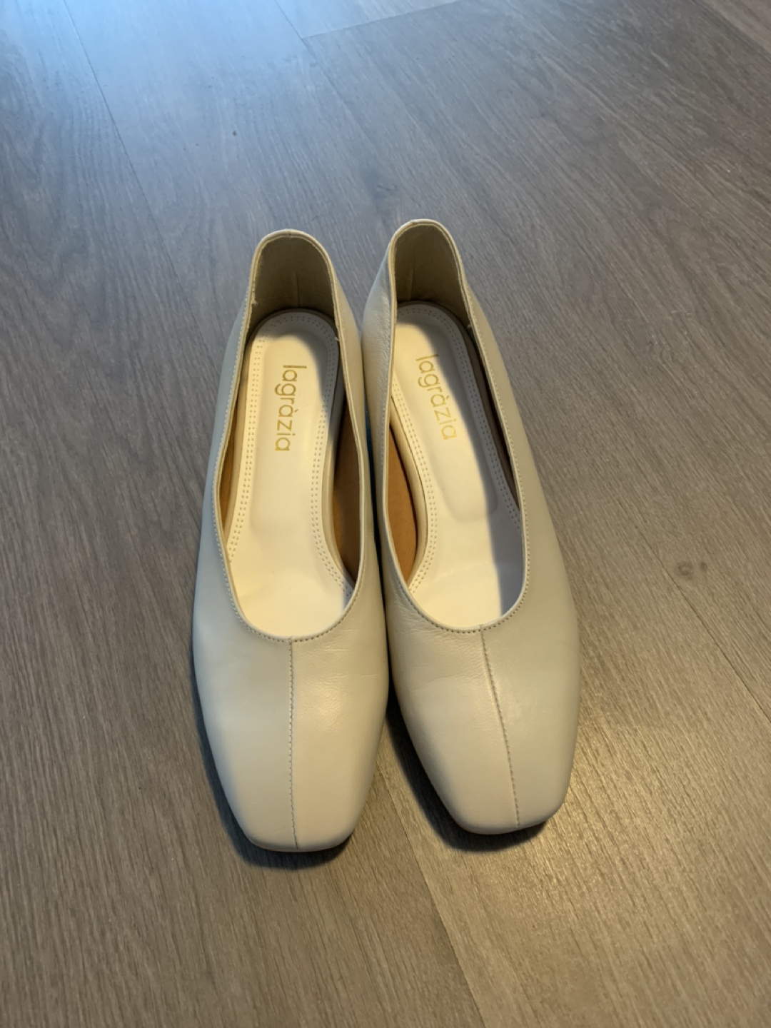 Women’s pumps in light grayivory