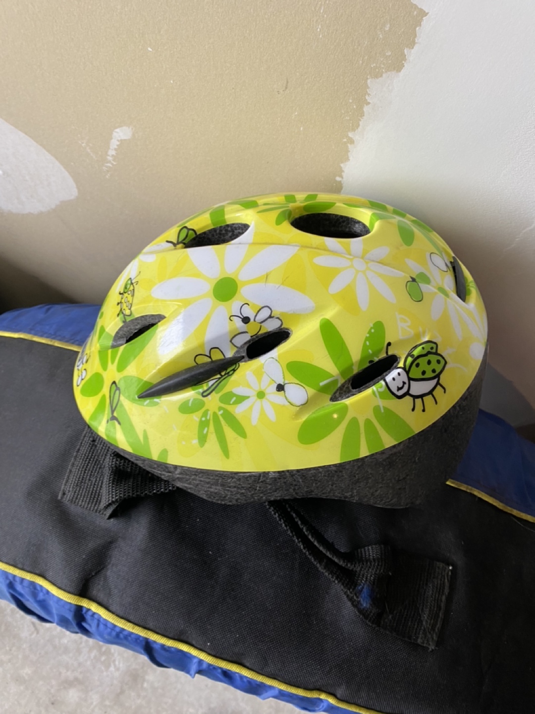 Kids helmet thumbnail