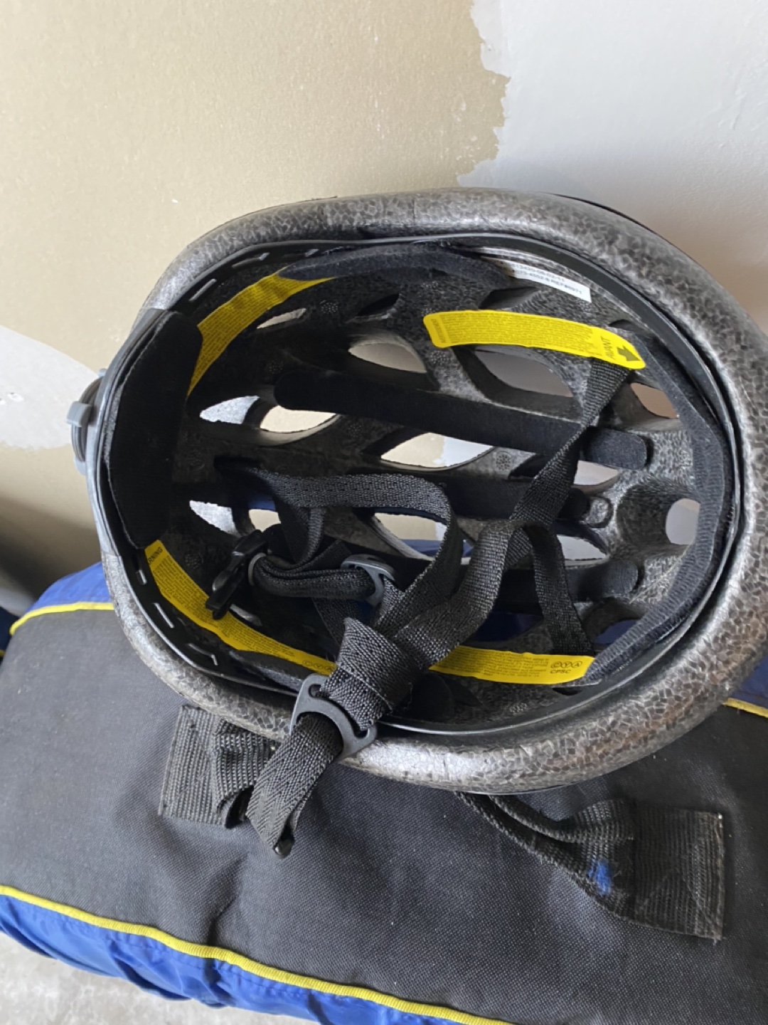 Kids CCM helmet - photo 2