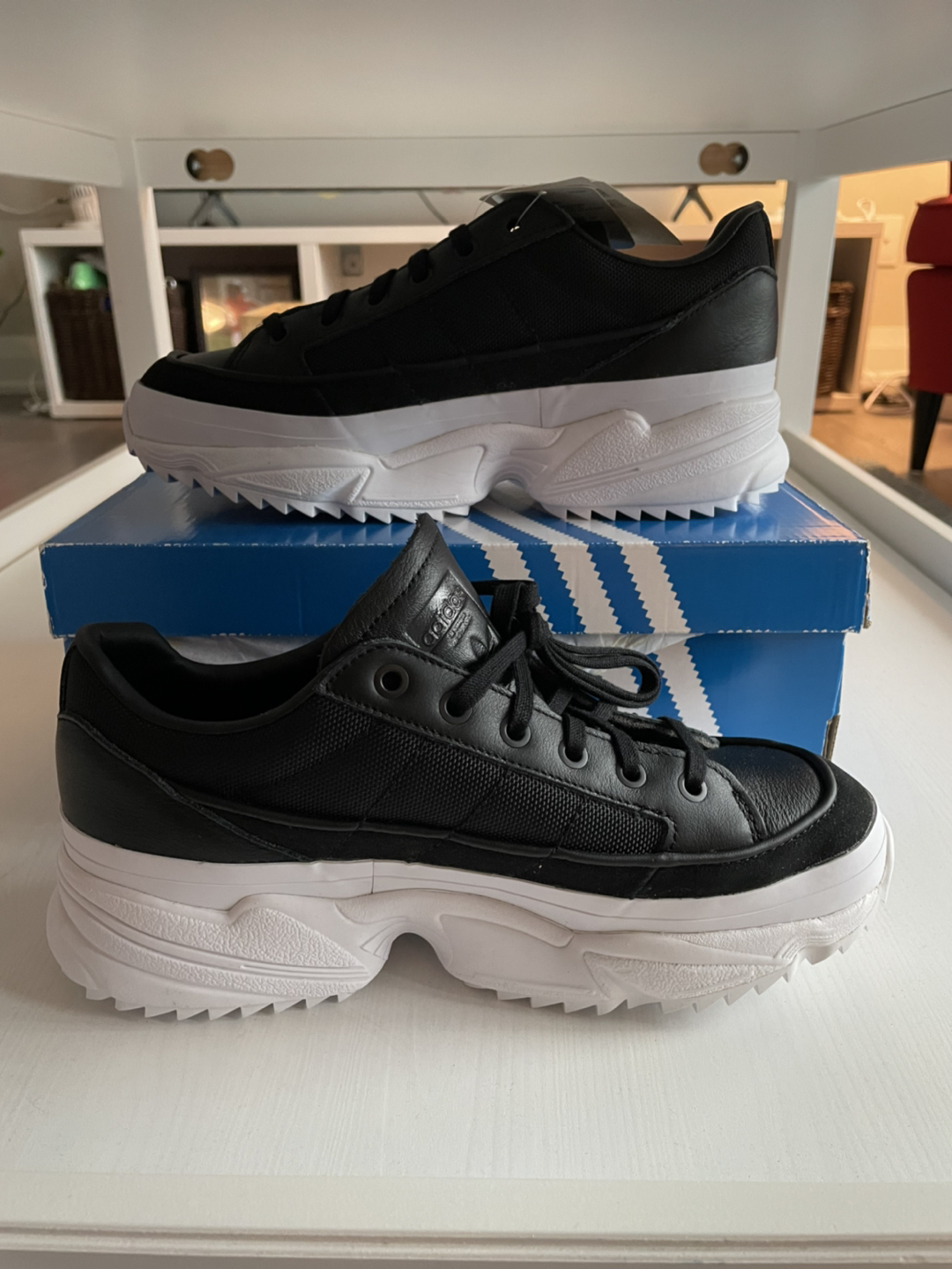Adidas womens sneakers size 8.5 thumbnail