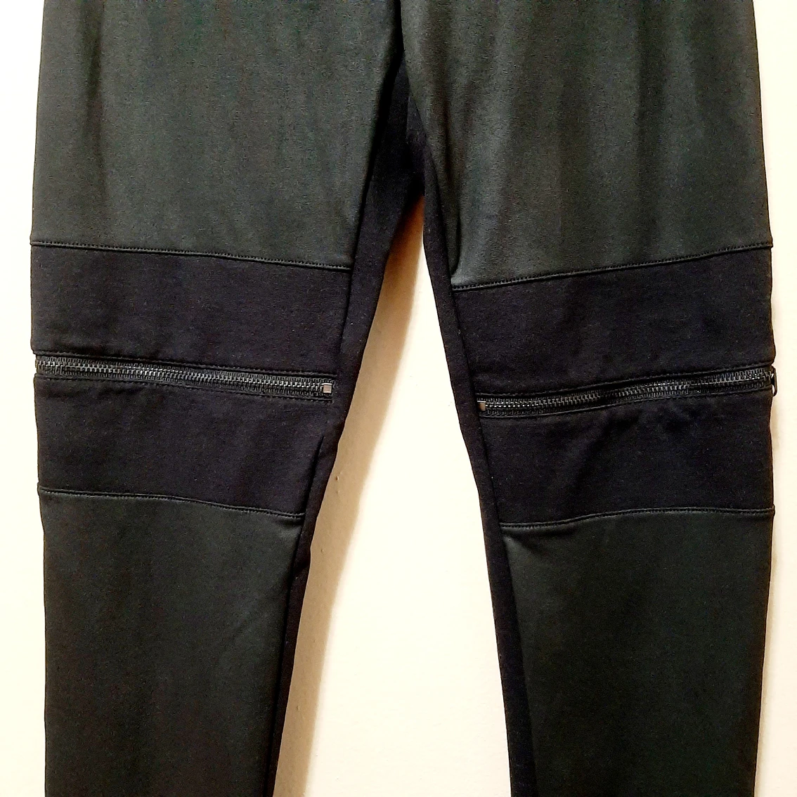 BLack Pants/Leggings' Medium by Guess Los Angeles image indicator(2)