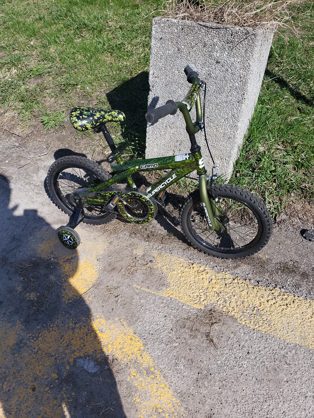 Kids bike in like new condition thumbnail