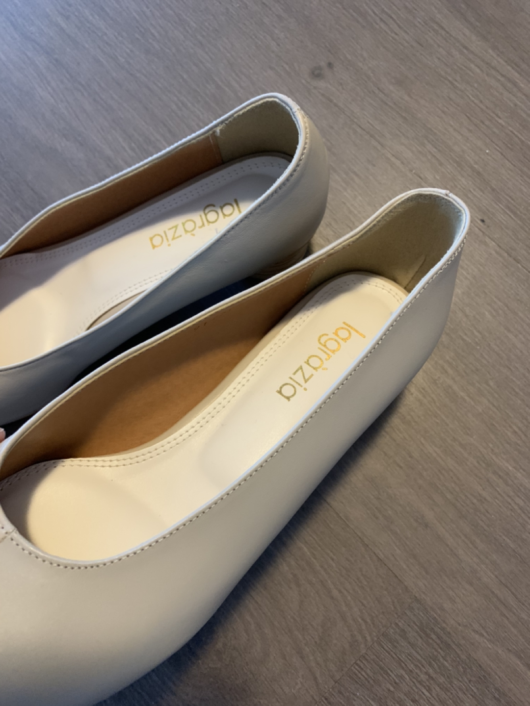Women’s pumps in light grayivory - photo 5
