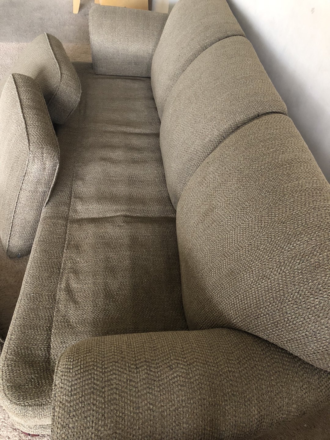 Sofa ….Must go !!!! Moving Sale. Quick sale - photo 4