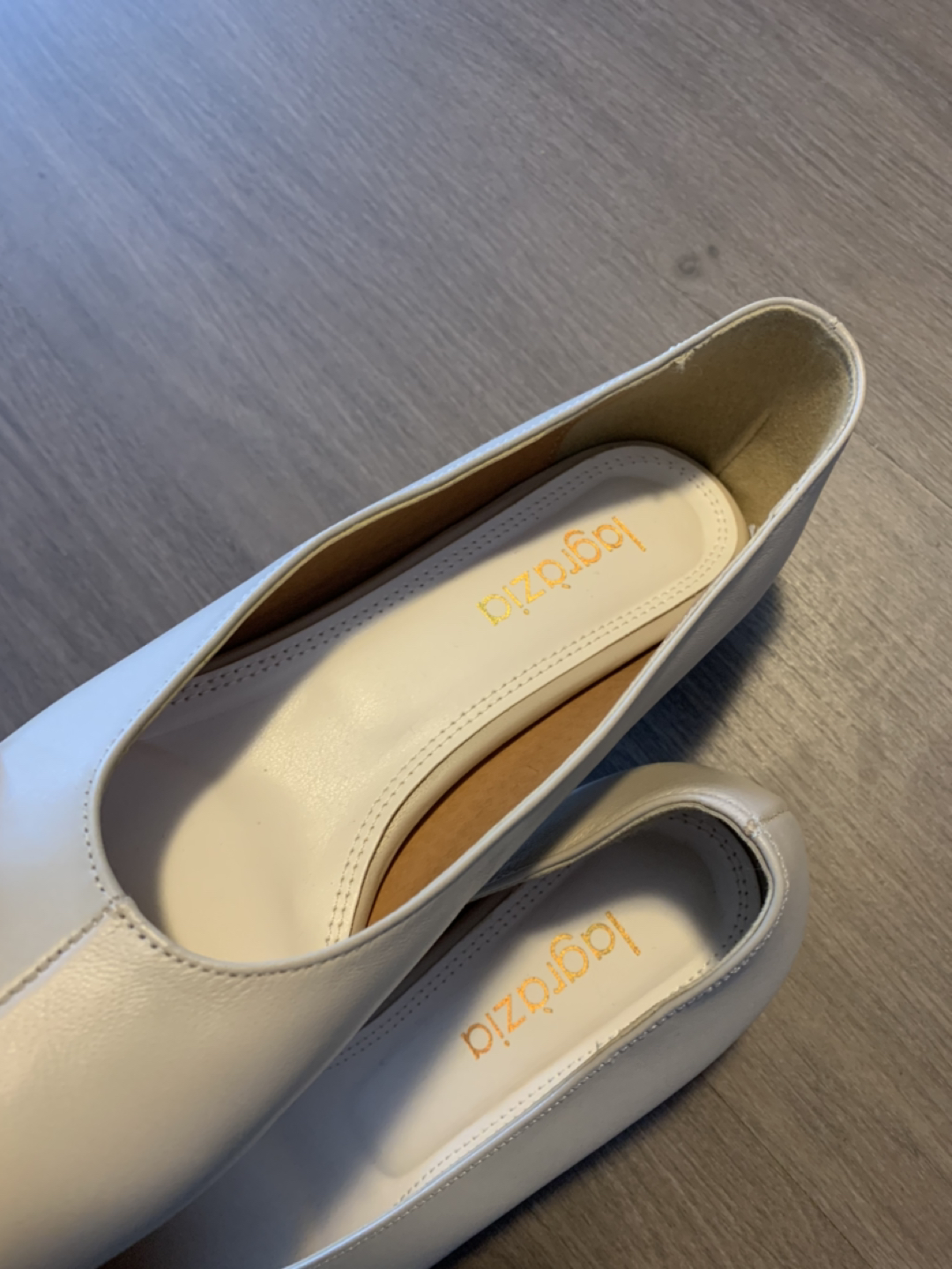 Women’s pumps in light grayivory - photo 4