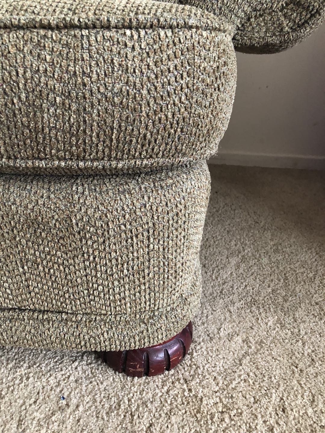 Sofa ….Must go !!!! Moving Sale. Quick sale - photo 3