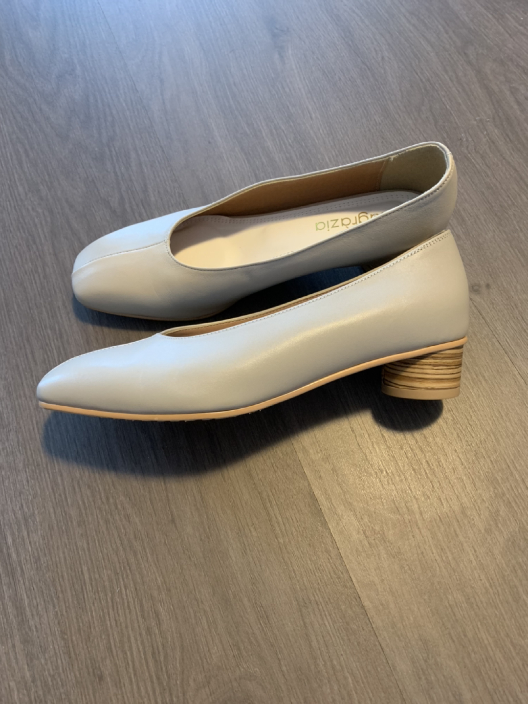 Women’s pumps in light grayivory - photo 2
