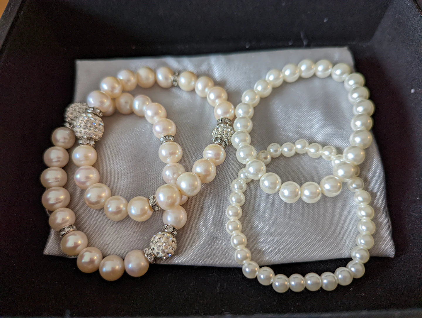 Pearl bracelets x4 thumbnail
