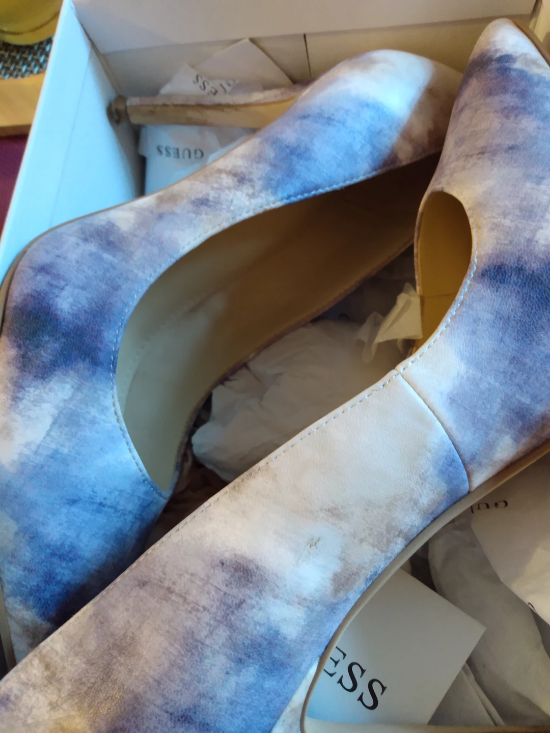 guess shoes image indicator(3)