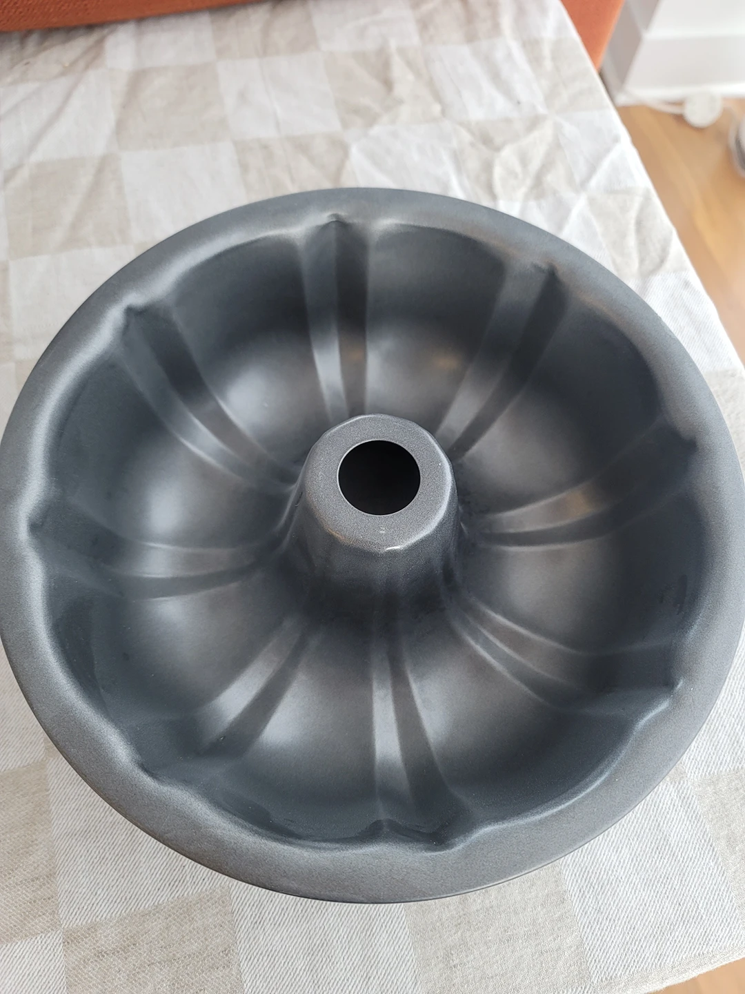 Bundt cake tin