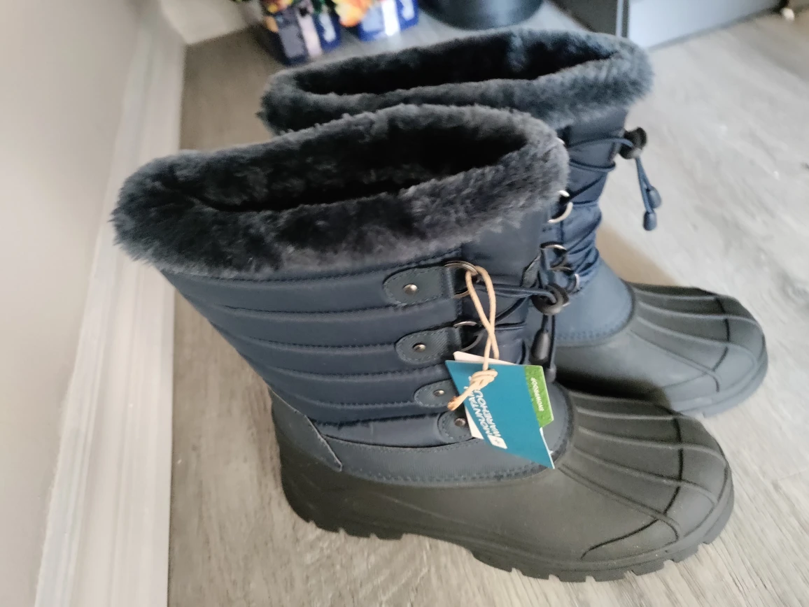 New Snow boots - Women's size 9