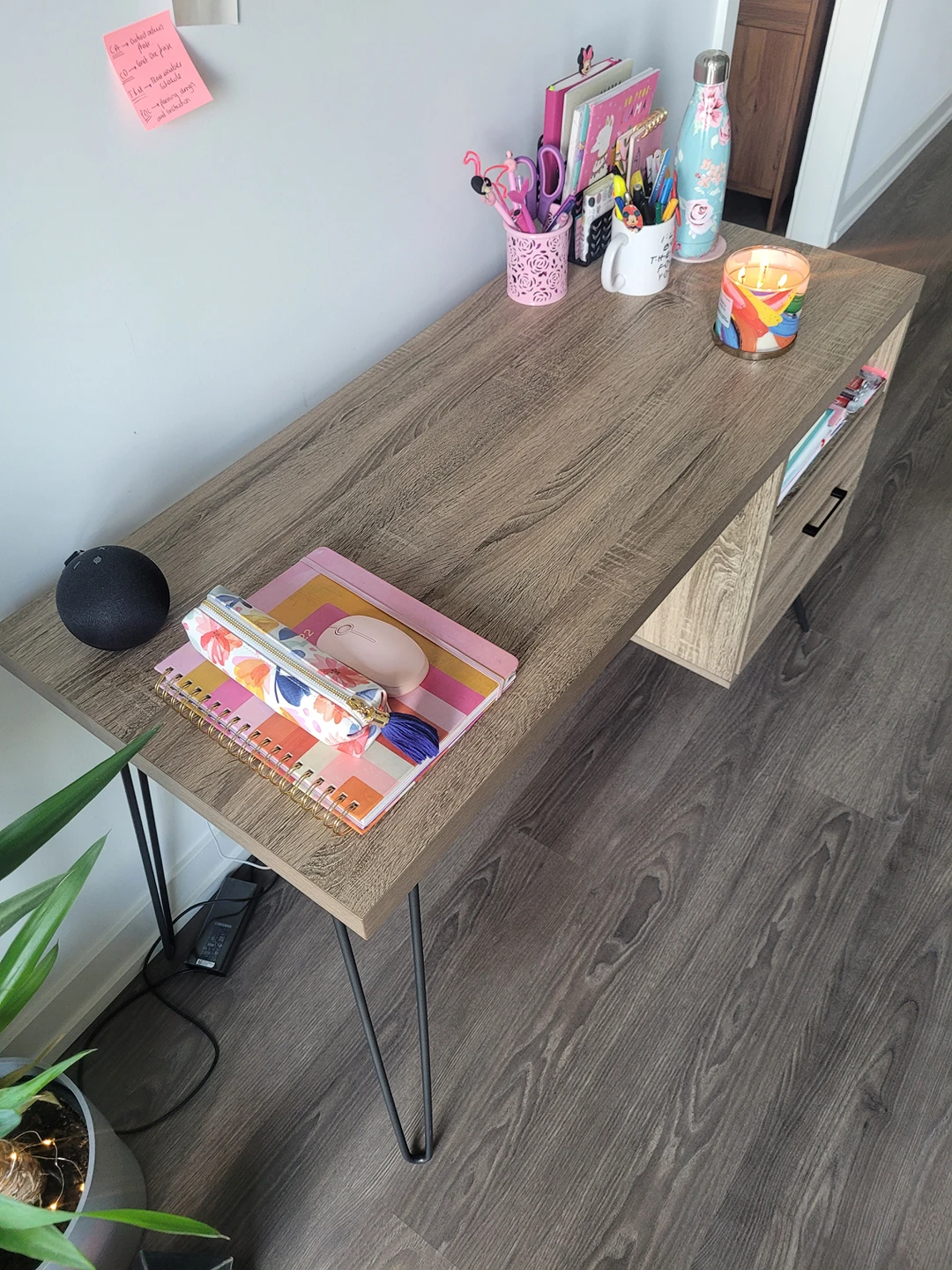 Modern working desk thumbnail