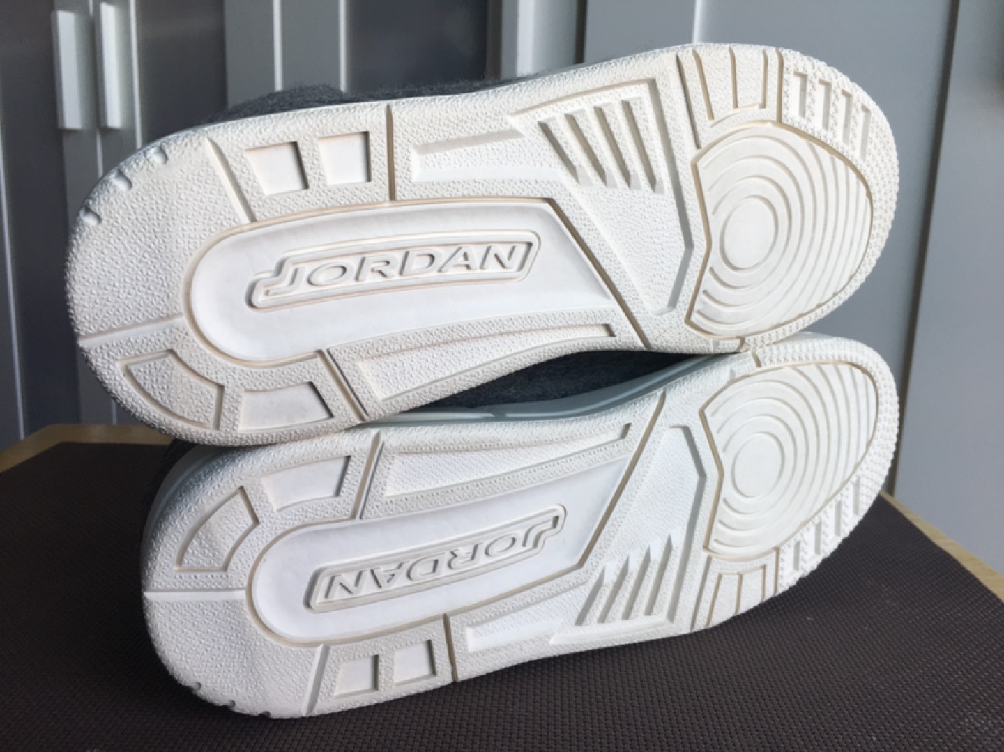 USED Nike Air Jordan Youth Basketball Shoes image indicator(9)