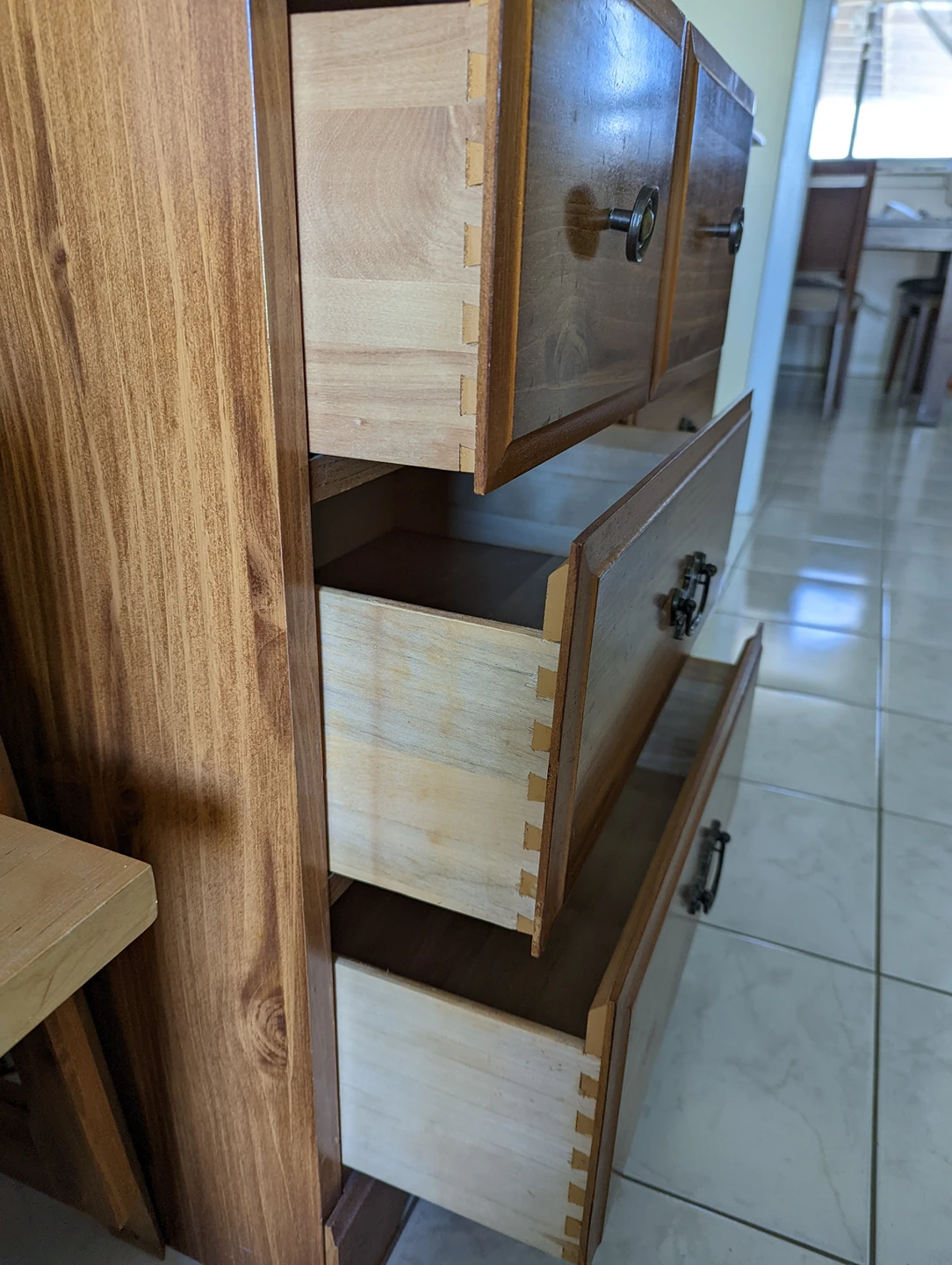 Free wooden dresser and mirror - photo 2