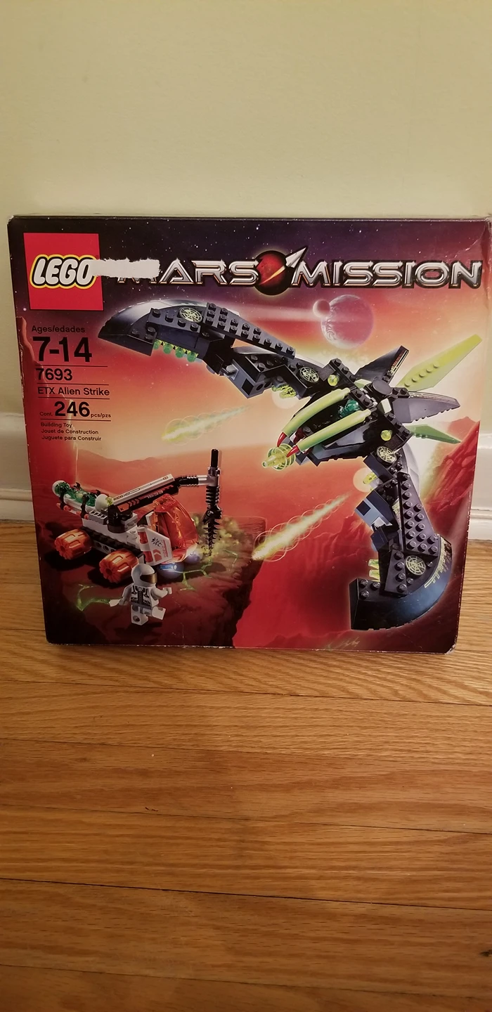 BNIB, Lego set from early 2000s. Box slightly damaged