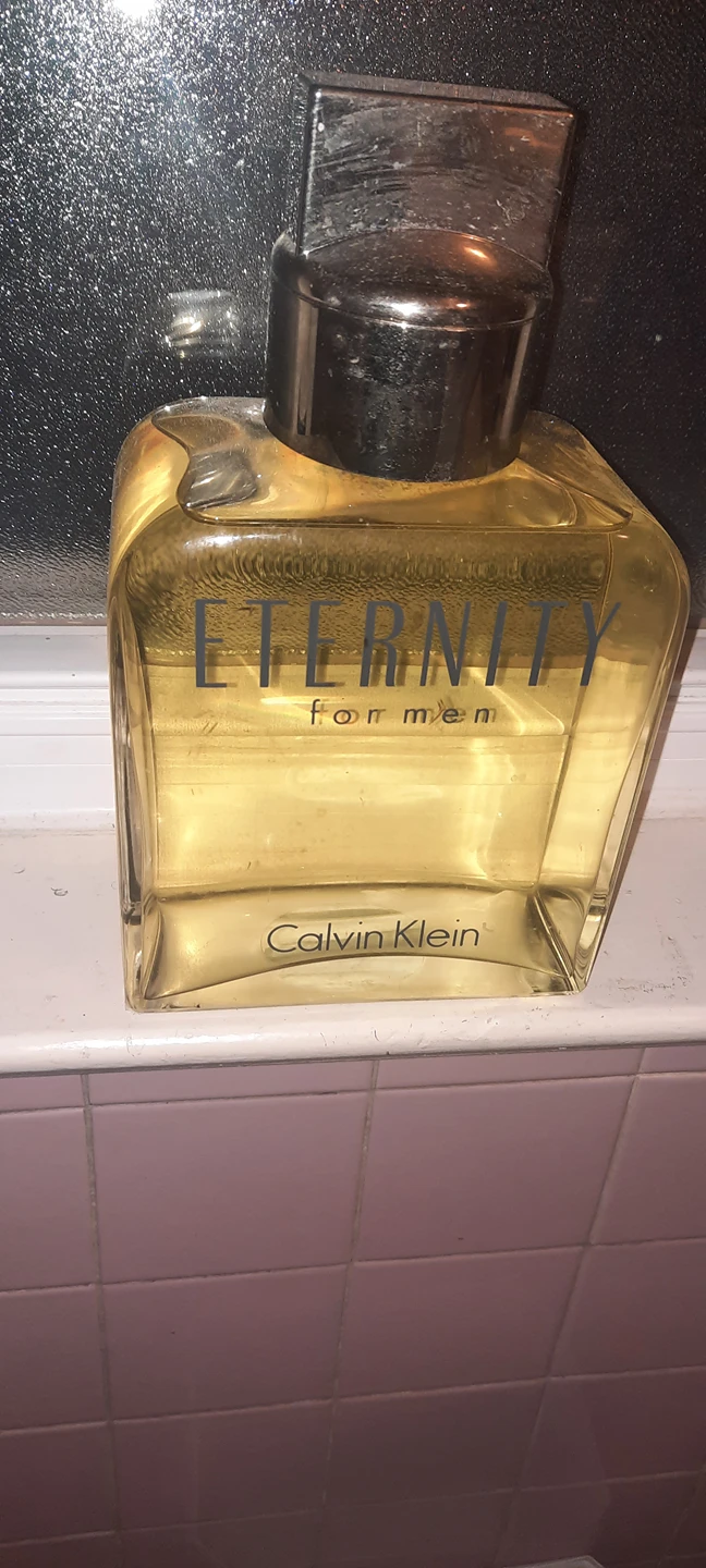 display dummy bottels of fragrance