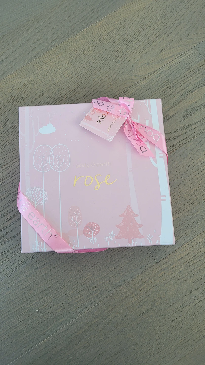 Body & Earth Rose Gift Set thumbnail