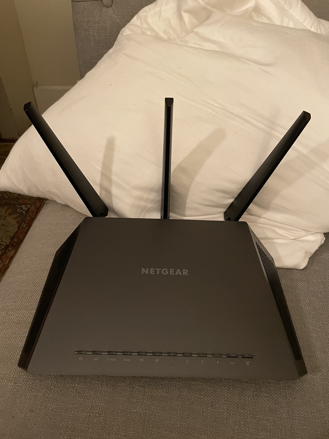 Netgear Nighthawk ac2300 r700p Router thumbnail