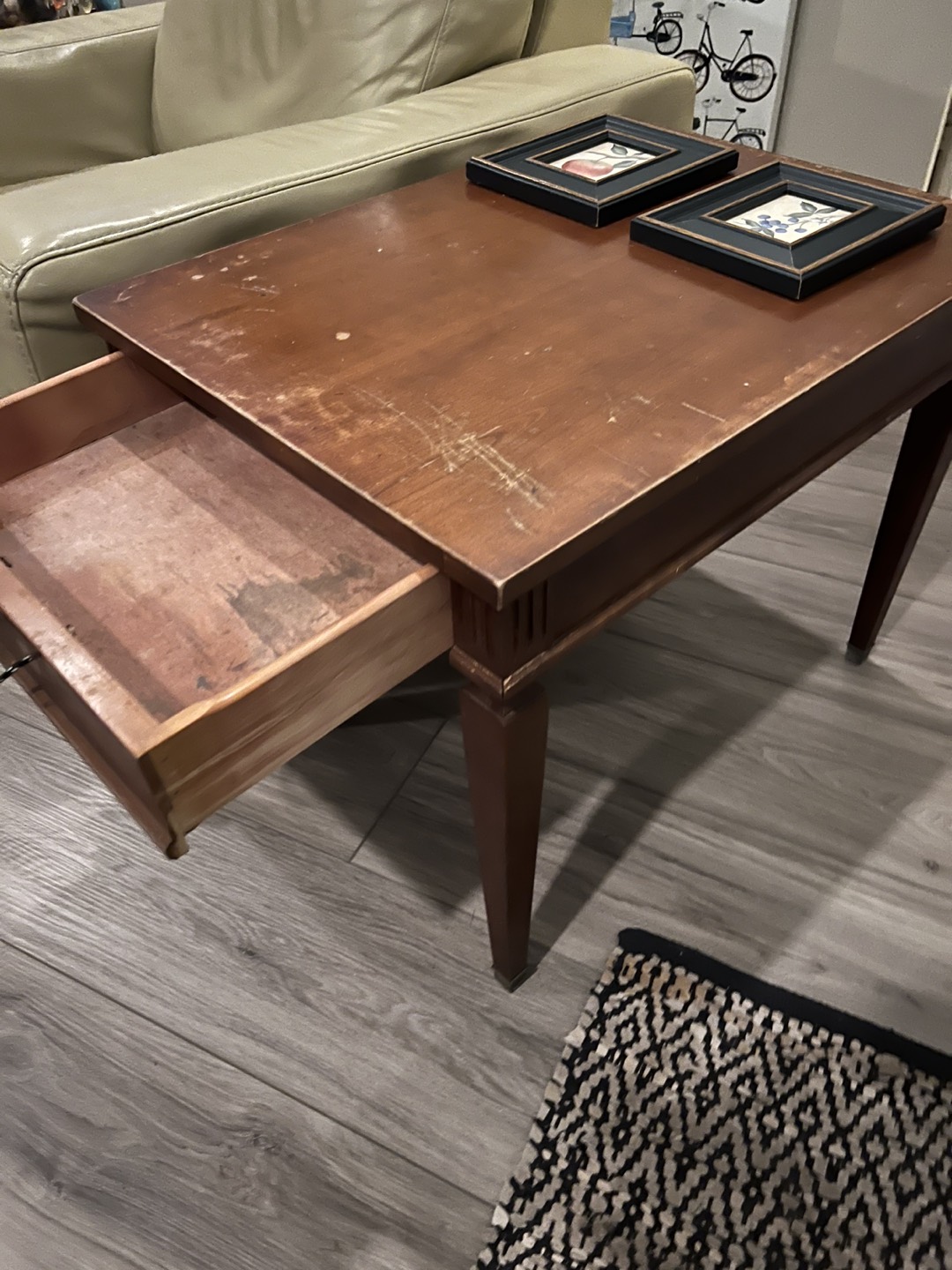 End table and pictures . With delivery - photo 2