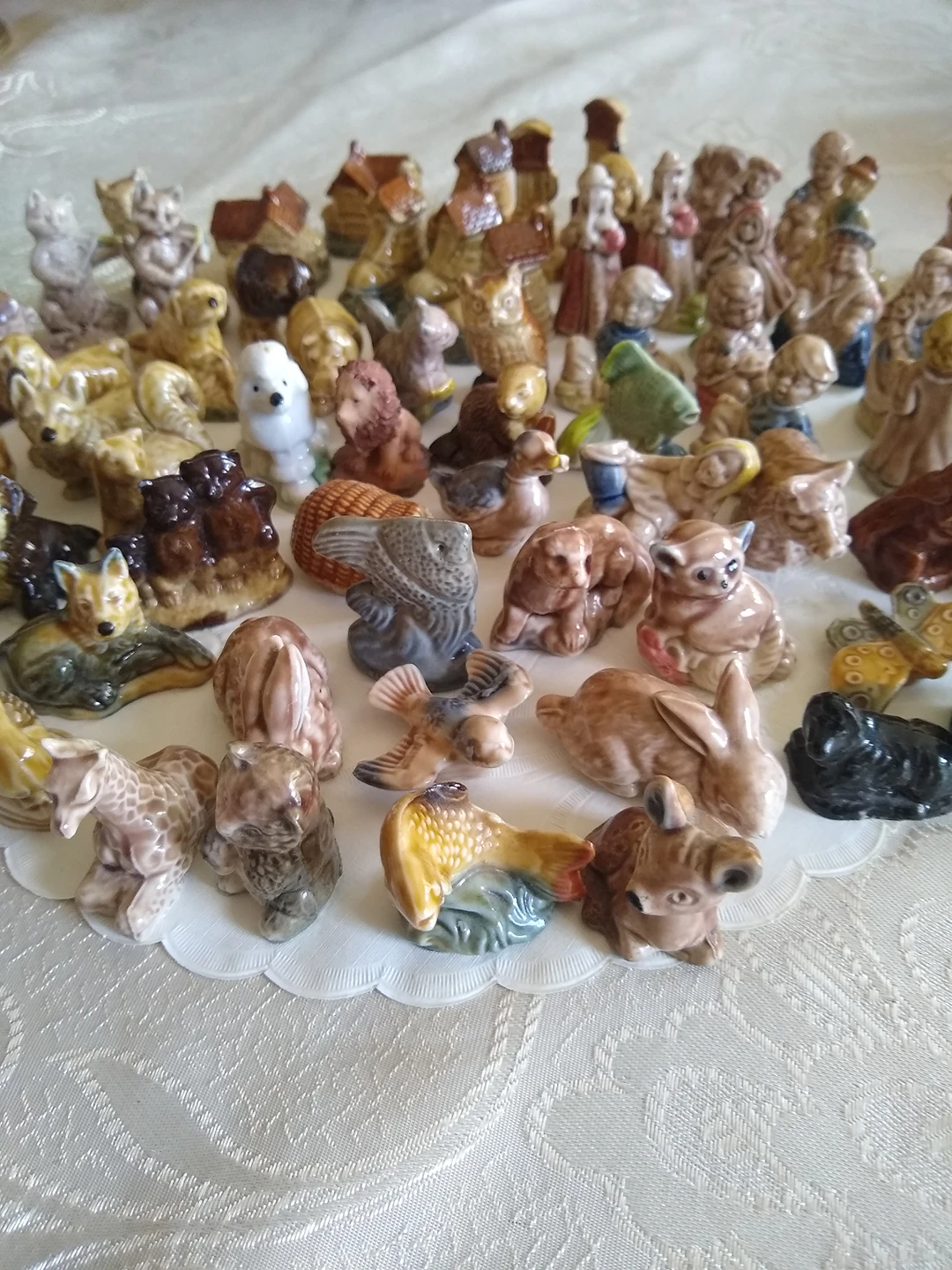 Red Rose Tea Figurines image indicator(2)