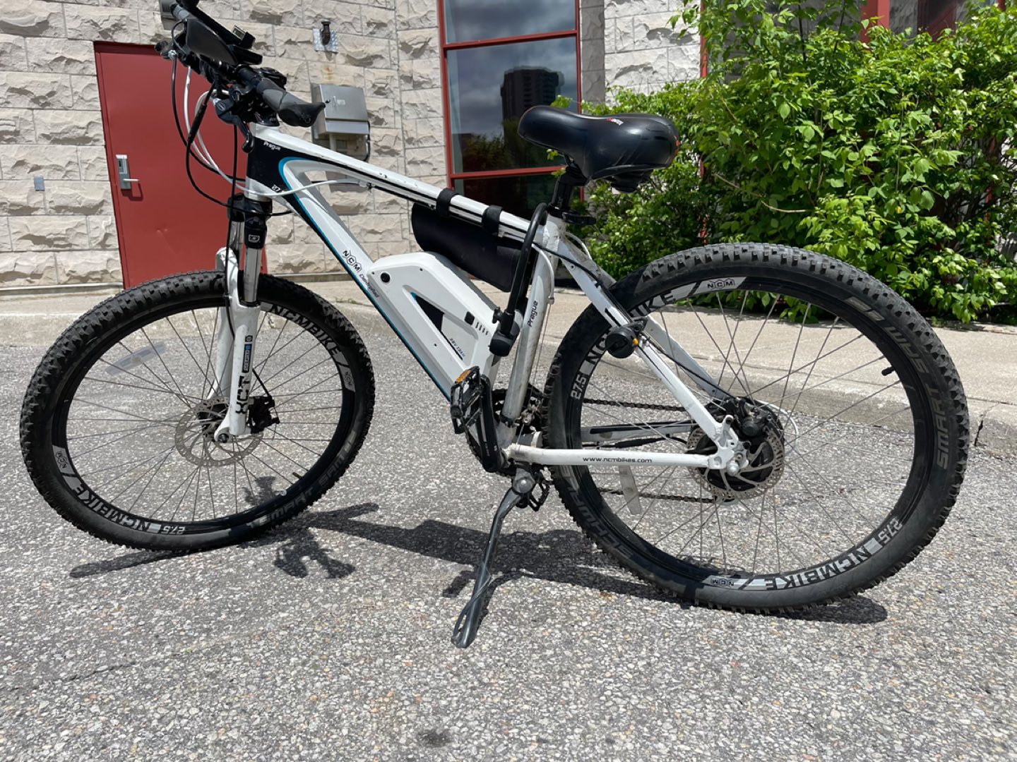 Prague Electric White 27.5" Mountain Bike thumbnail