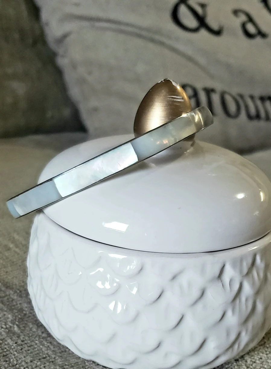 Stainless steal and real shell bangle ladies bracelet image indicator(4)