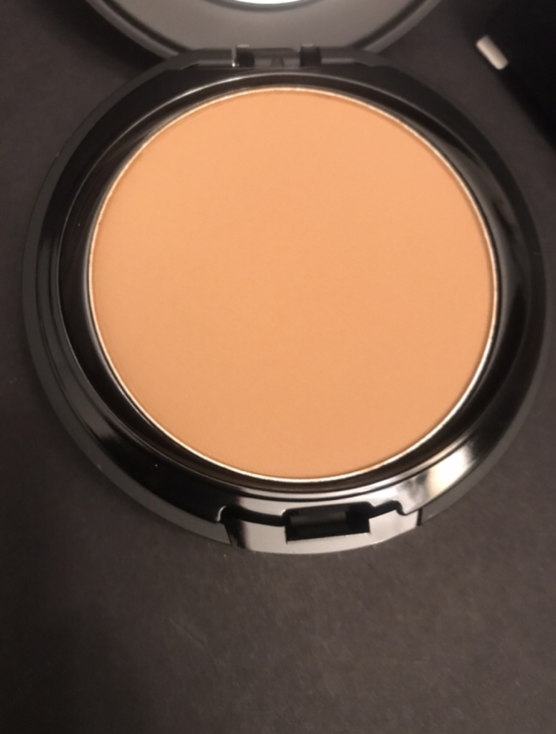 BH Studio Pro Matte Pressed Powder image indicator(7)