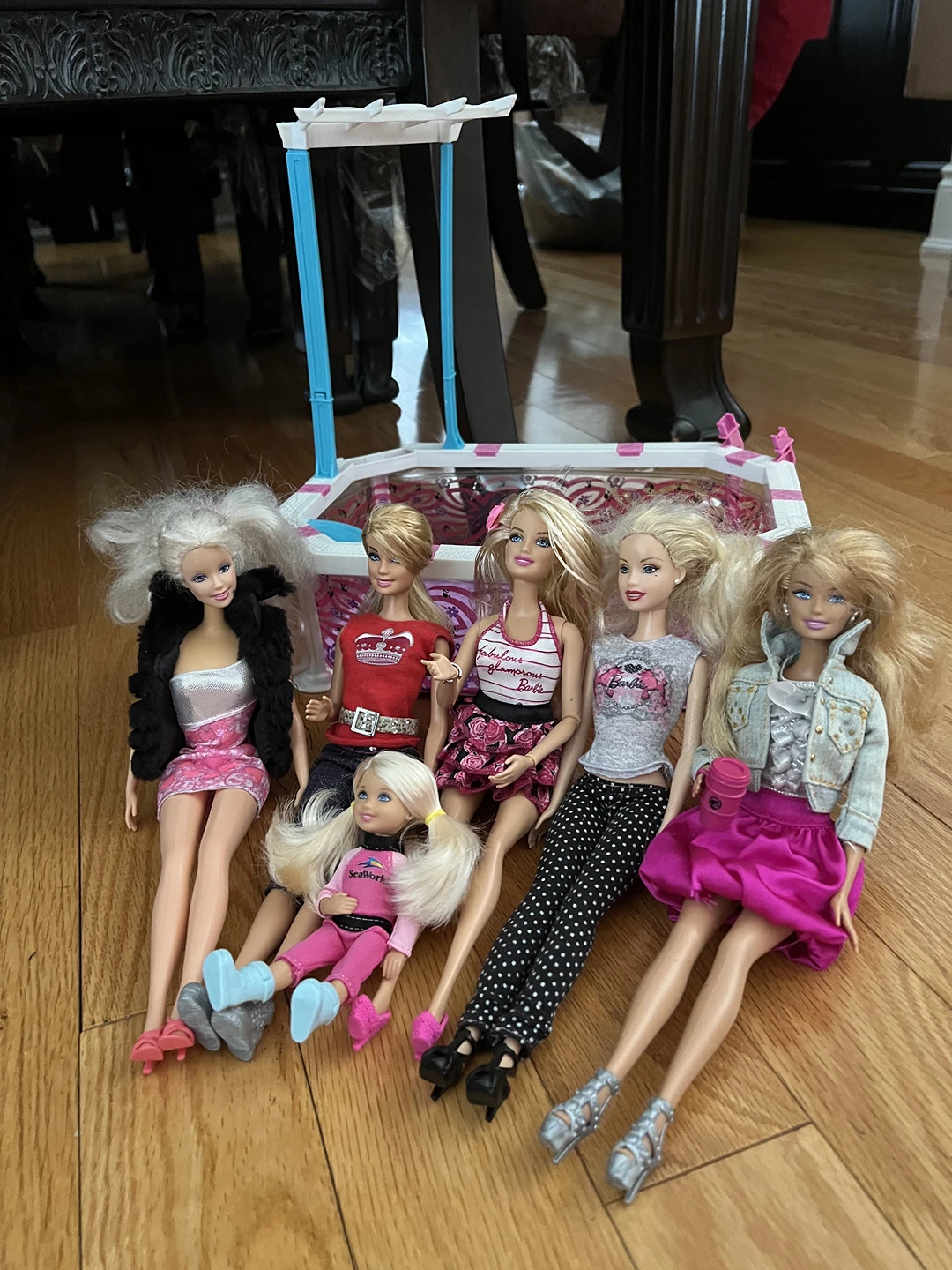 Barbie Bundle!! (with clothes, furniture, shoes, etc.) thumbnail