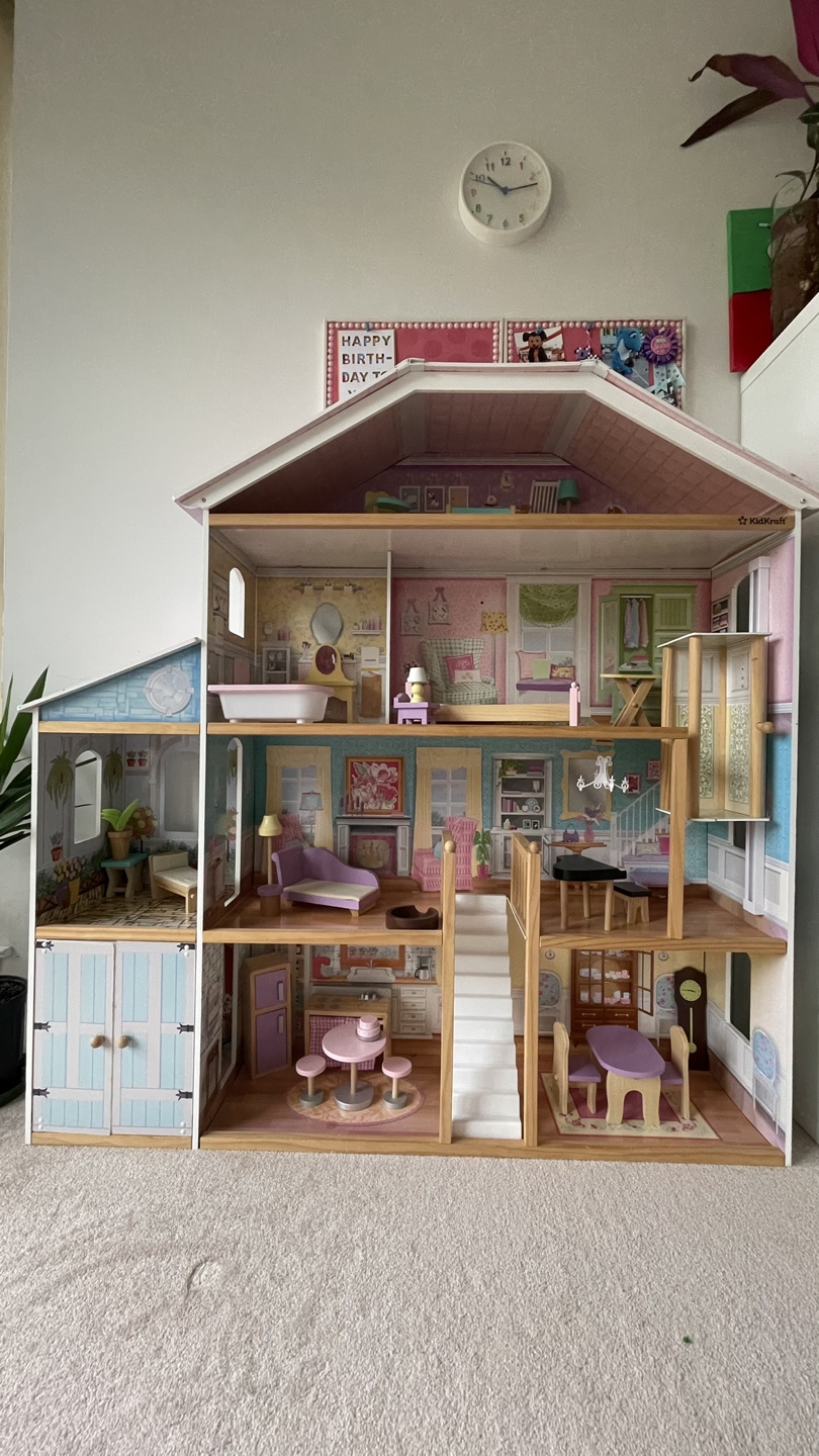 Barbie’s large doll house thumbnail