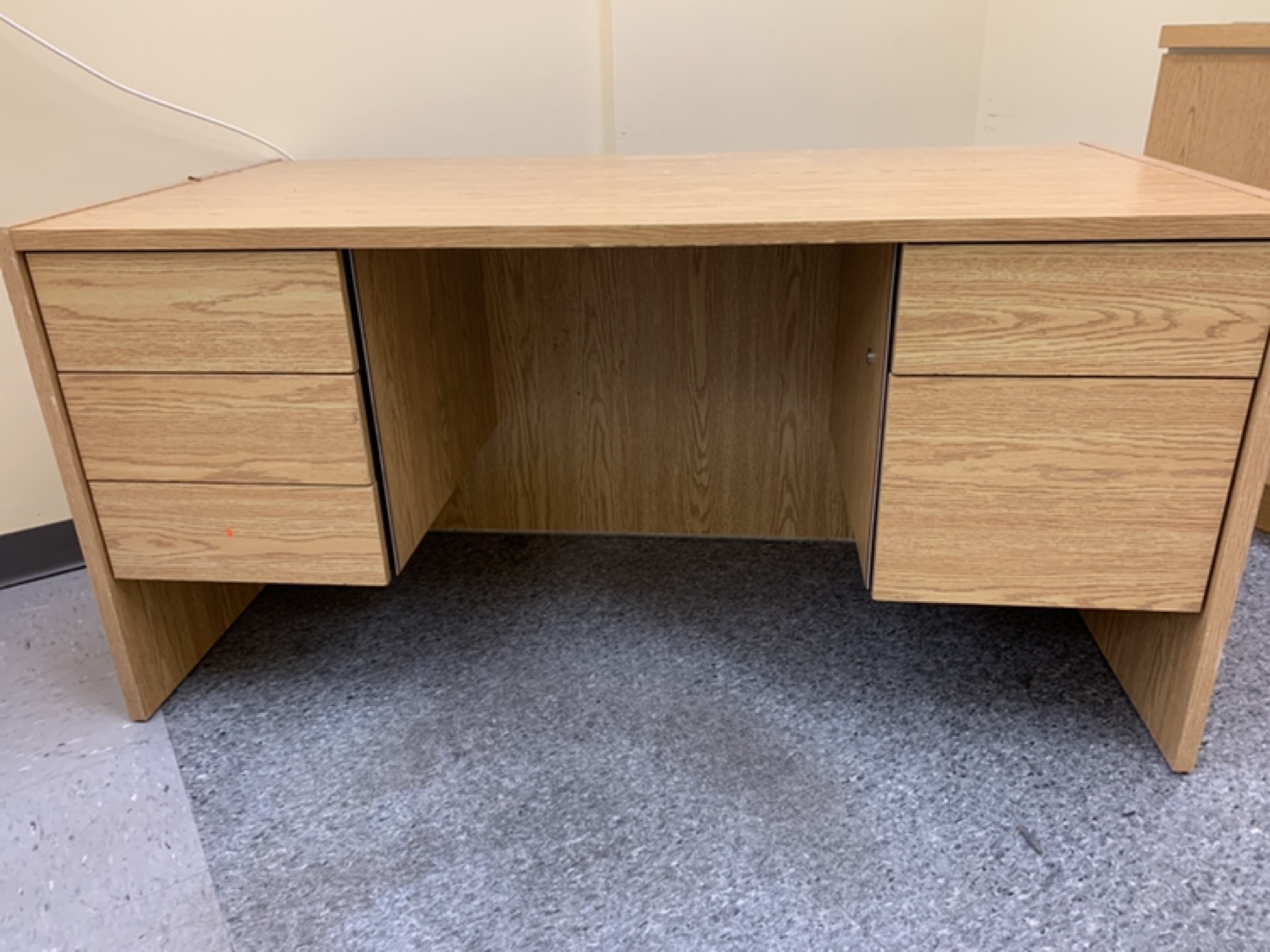 Free desks thumbnail