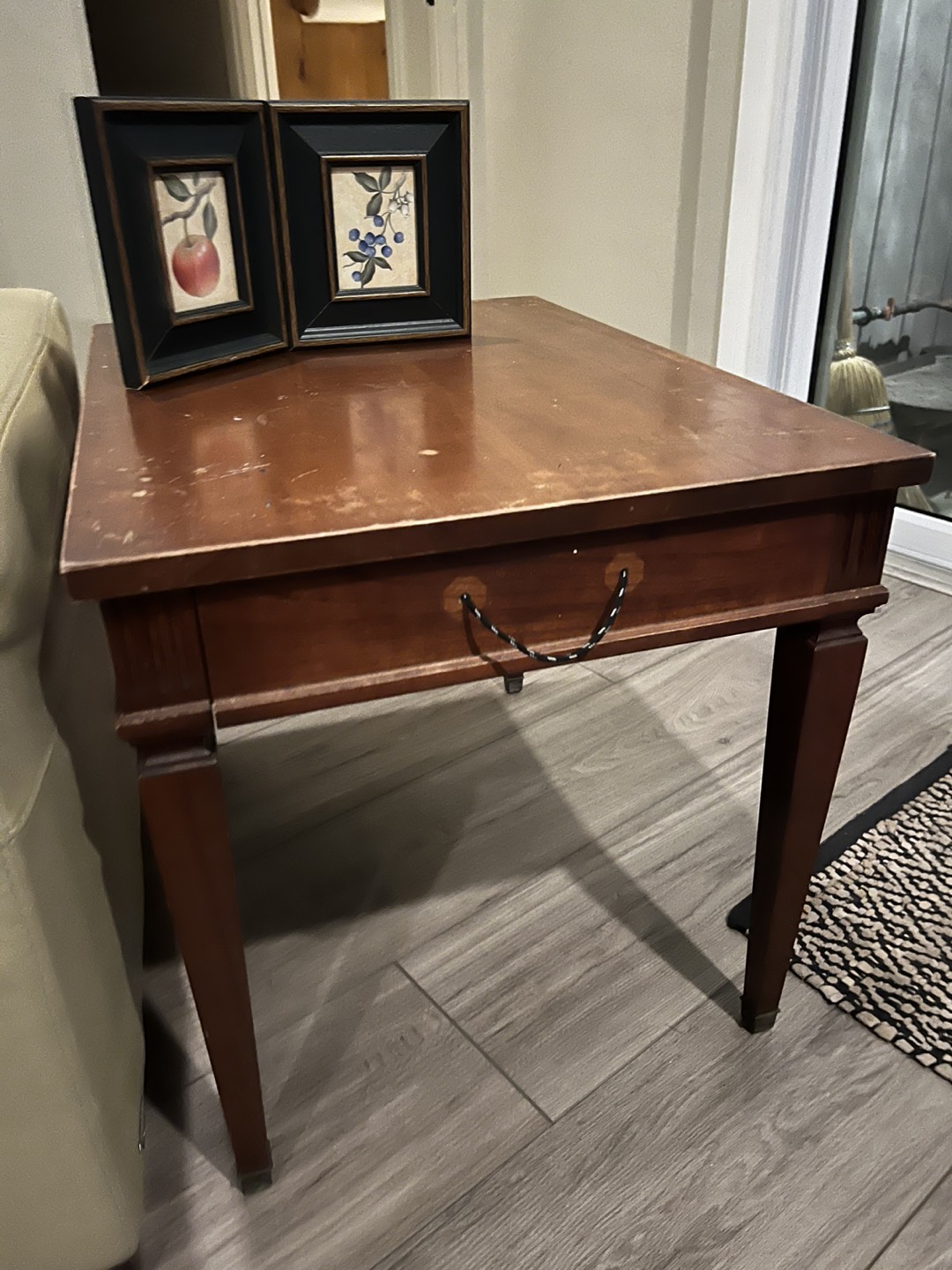 End table and pictures . With delivery - photo 3