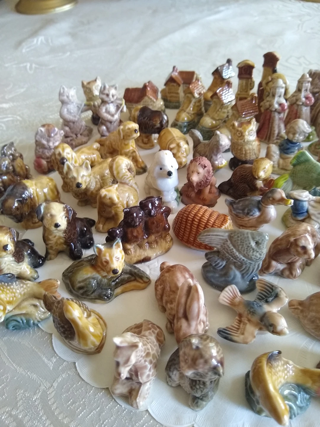 Red Rose Tea Figurines image indicator(3)