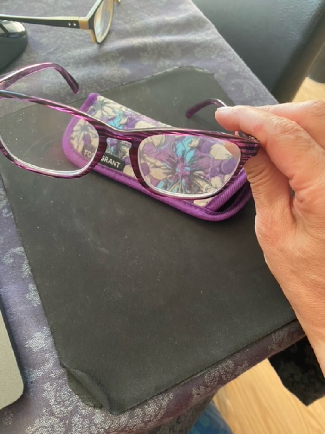 Reading glasses 2 in great condition with case . Each $10 - photo 2