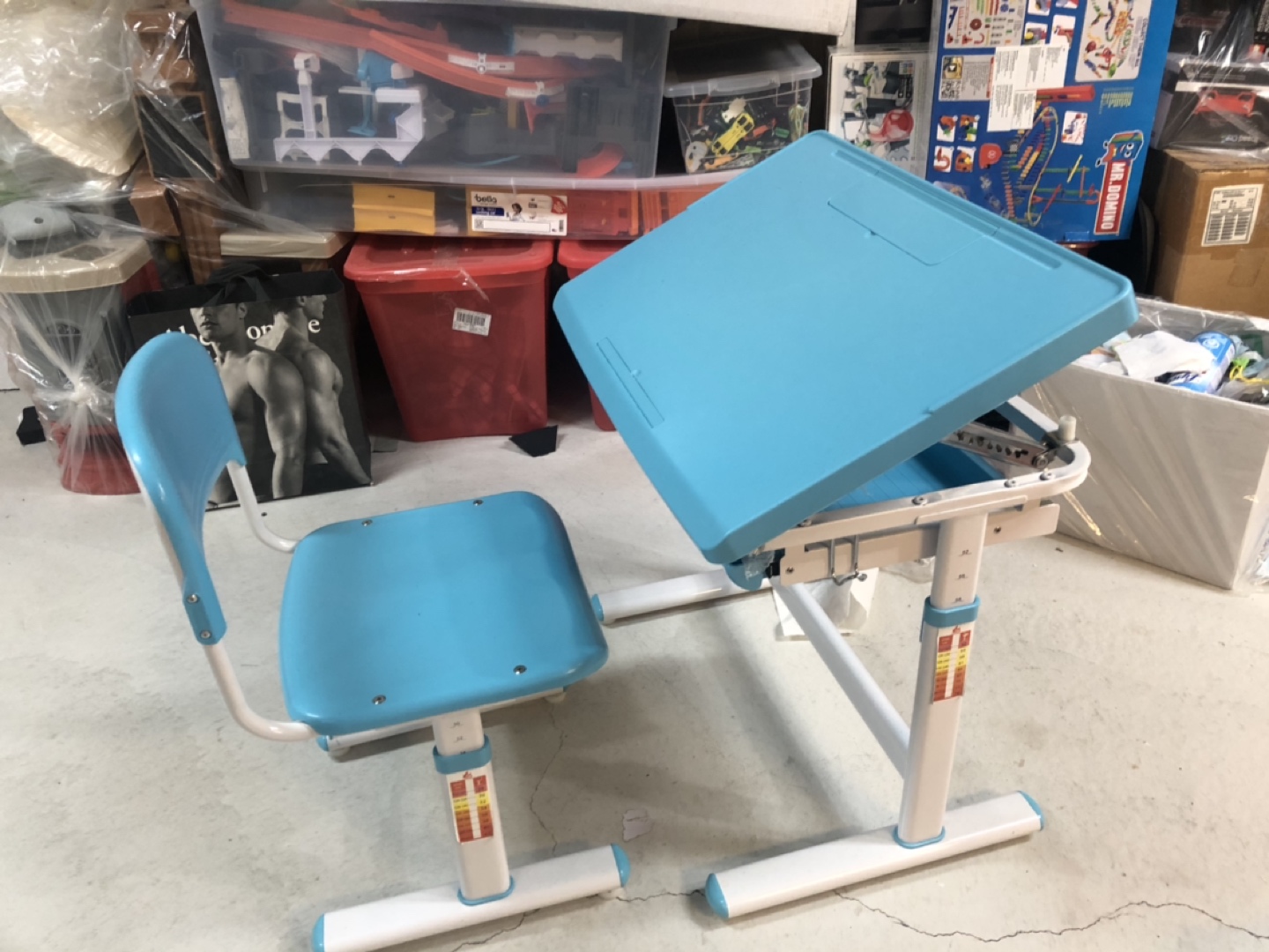 Kids ergonomics table
