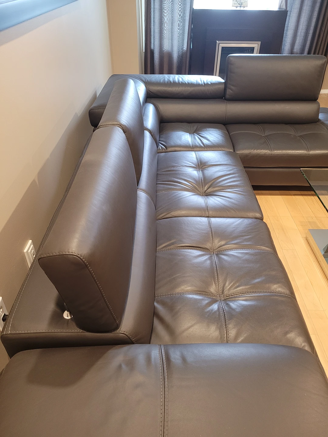 Beautiful Italian leather sofa and glass coffee table - photo 3
