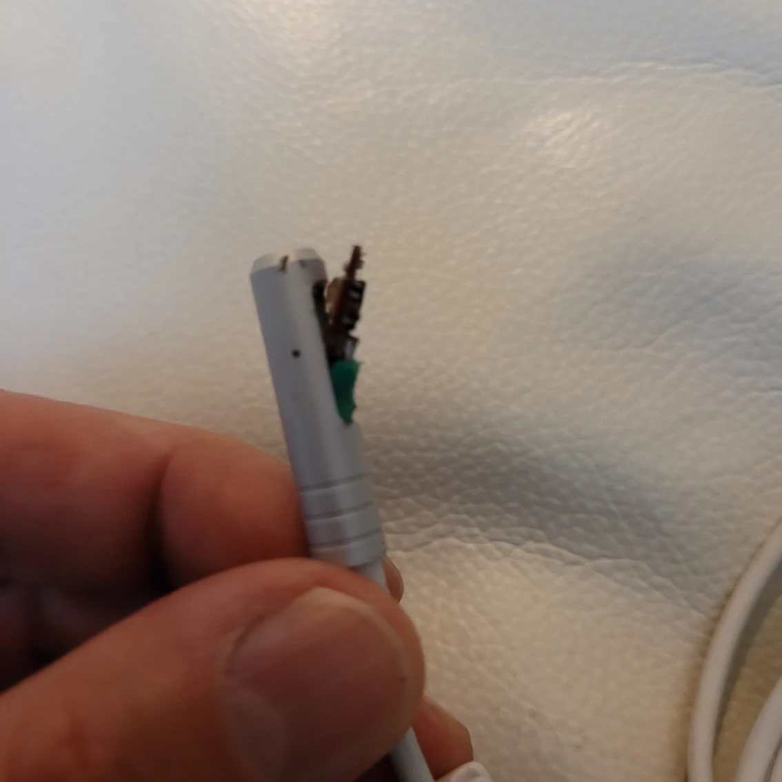 Macbook pro charger FREE - photo 2