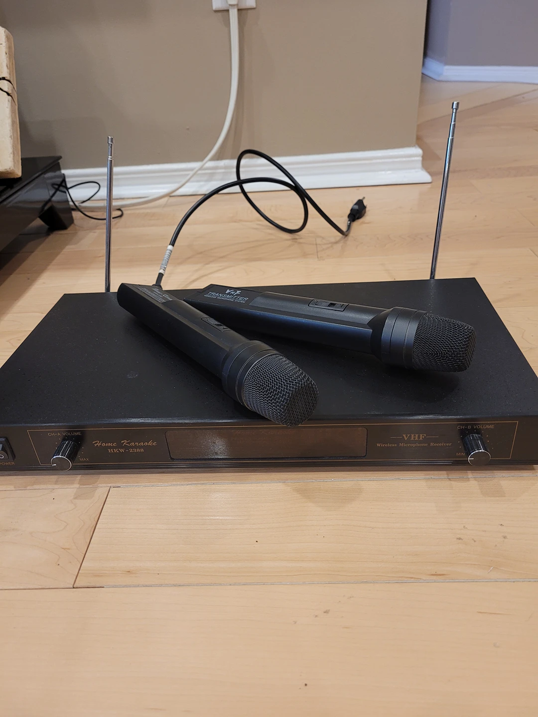Wireless microphones and receiver unit