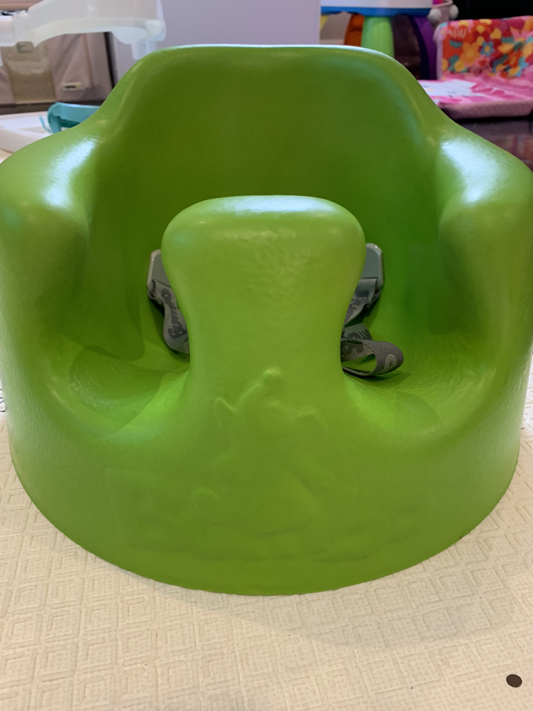 Bumbo chair with tray (lime colour) 범보체어 한아기깨끗이 사용했어요.