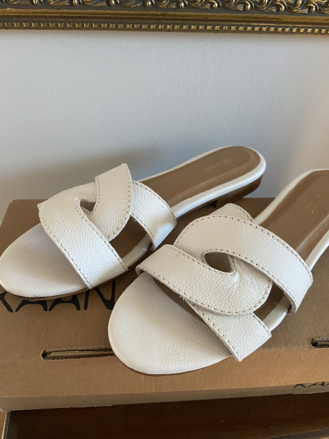 KAANAS Shoes - retails for over $150 image indicator(2)