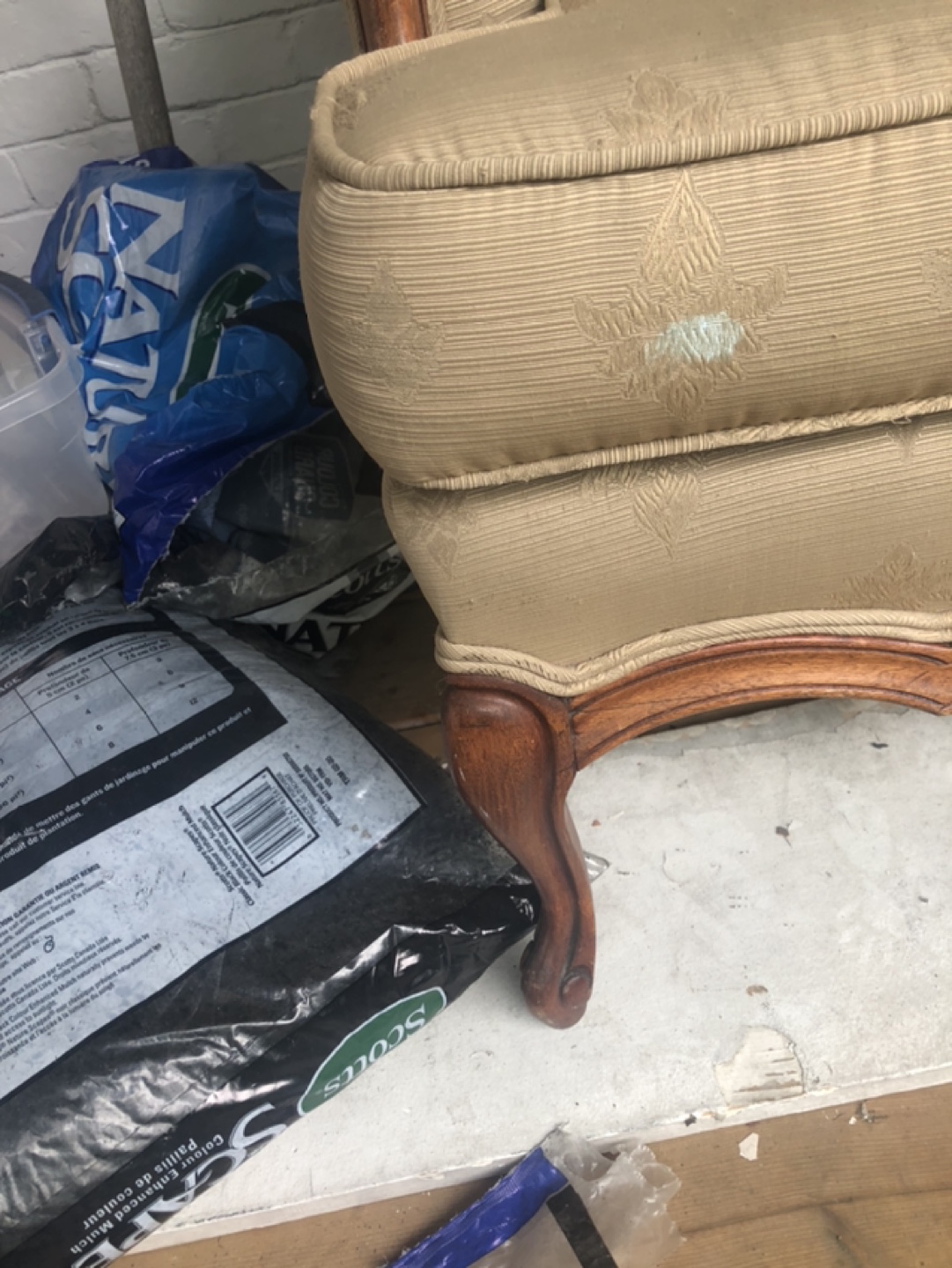 Free couch. Good for restoration - photo 2