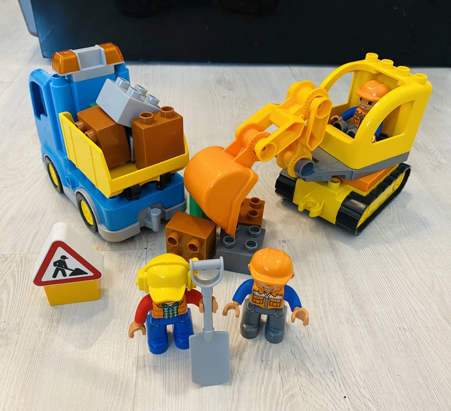 Lego Duplo Construction (Truck and Excavator Building Kit) - photo 2
